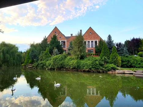 Lacul Verde, o cazare uimitoare / Foto: calatorinbascheti.ro