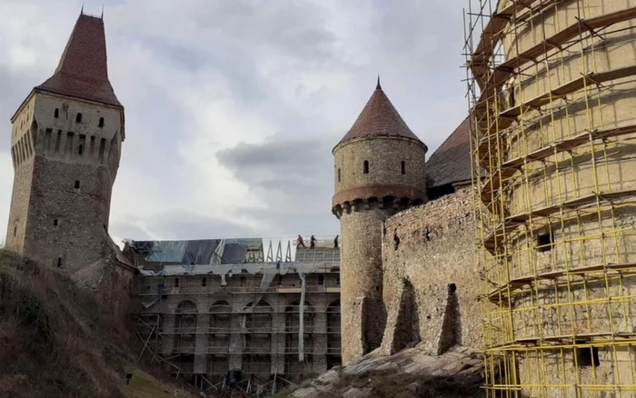 acoperisul de la castelul corvinilor in santier foto primaria hunedoara