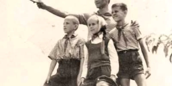 Statuie vie cu pionieri în tabăra de la Sasciori