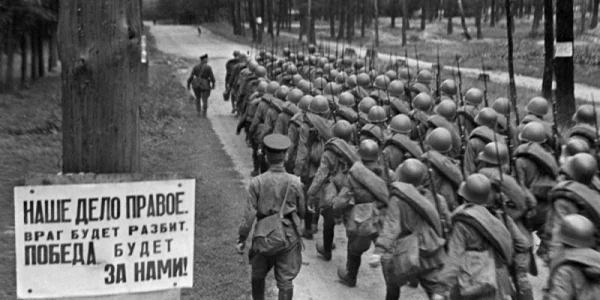 Trupe sovietice în marş spre front (iunie 1941)
