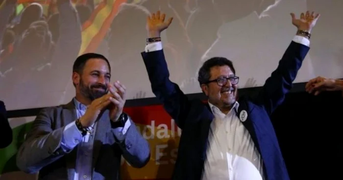 Liderul Vox, Santiago Abascal (l) şi candidatul regional, Francisco Serrano