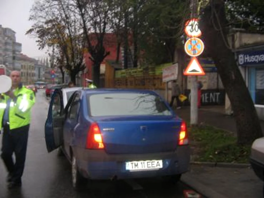 
    Radarul era staţionat sub semnul de oprire interzisă, în zona de restricţie la 30 de kilometri pe oră  