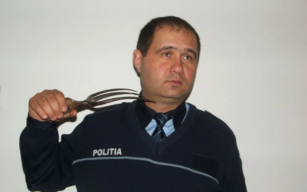 Ioan Cănărău, arătând cum, acum ceva ani, era sâ fie ucis cu furca de un infractor. FOTO: Dan Sofronia