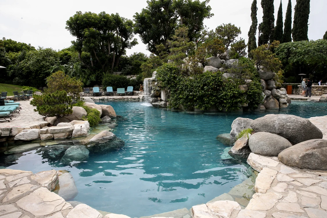 Piscina și celebra grotă de pe proprietatea lui Hugh Hefner