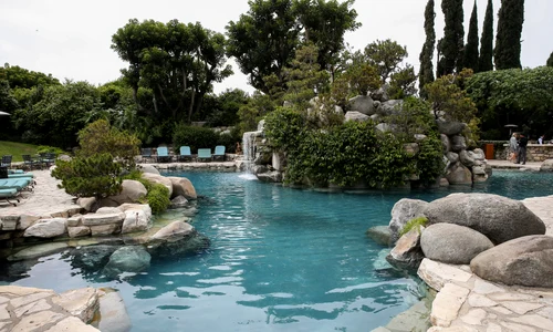 Piscina și celebra grotă de pe proprietatea lui Hugh Hefner jpeg