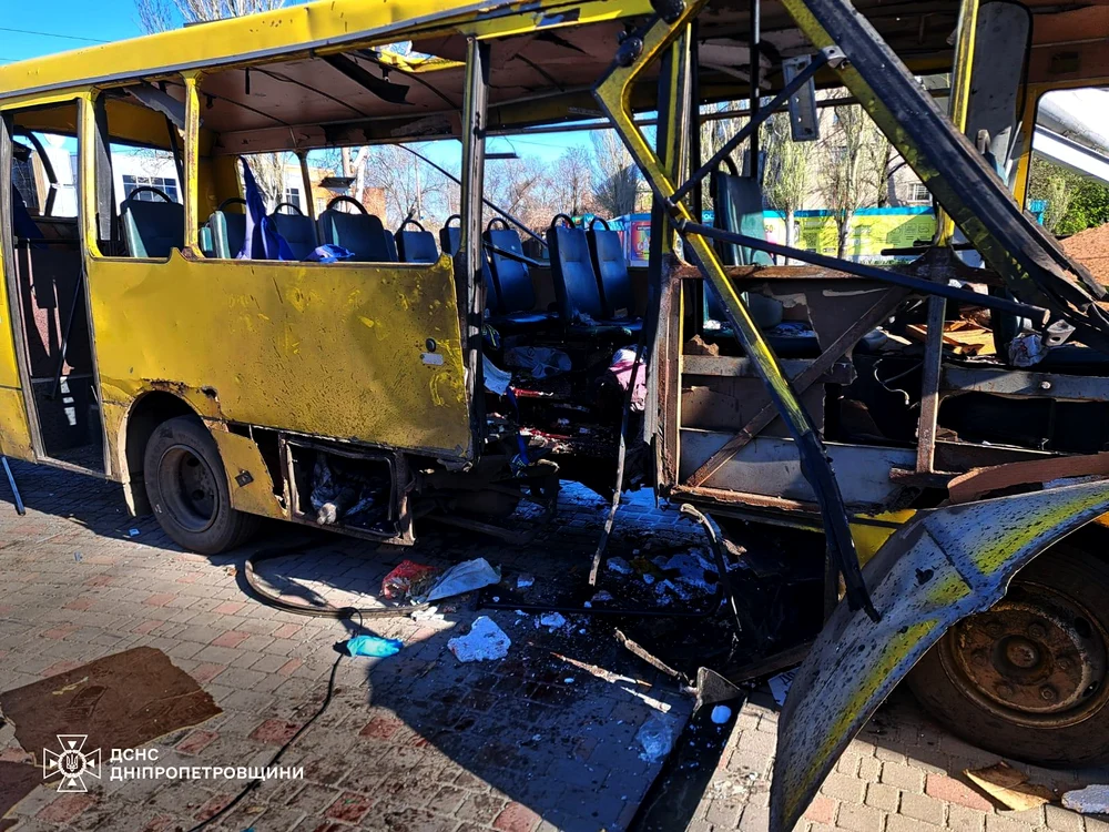 Autobuzul distrus de drona rusească/FOTO: X @ZelenskyyUa