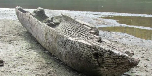 Arheologii au descoperit în albia Prutului o barcă de 100 de ani