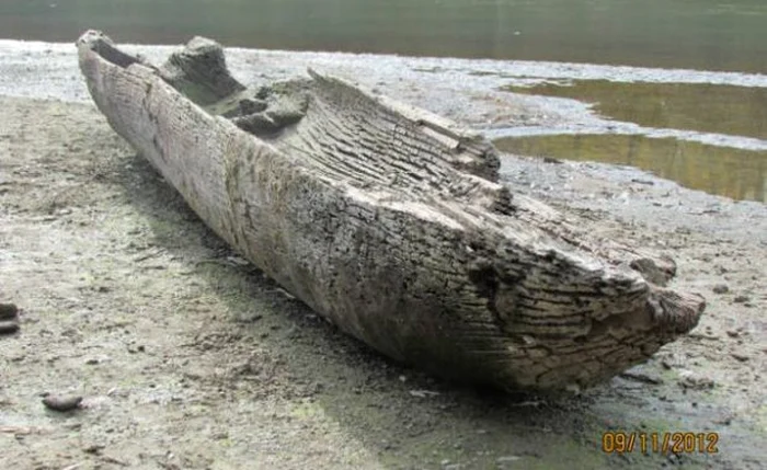 Arheologii au descoperit în albia Prutului o barcă de 100 de ani. FOTO Agenţia Naţională a Arheologiei