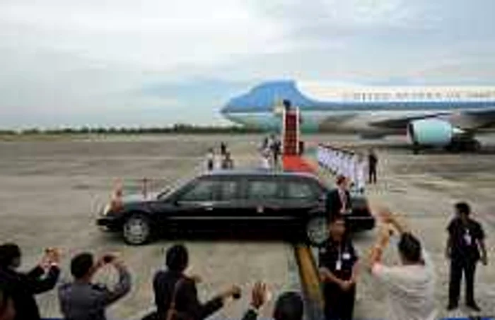 Barack Obama a fost aşteptat de o mulţime de oameni pe aeroportul Yangon din Myanmar FOTO AFP