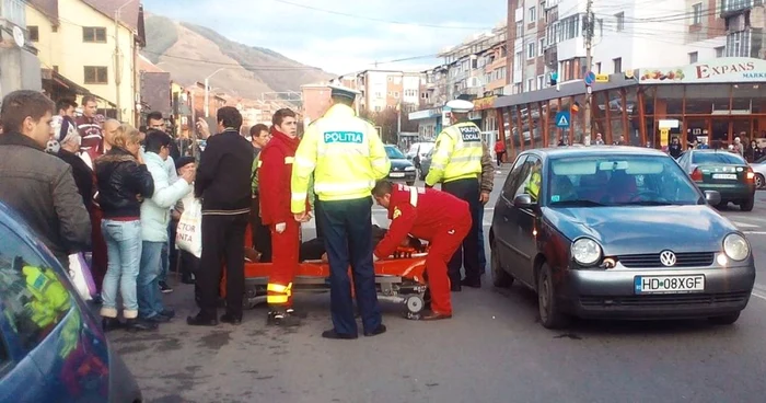 Femeia a fost transportată la spital. FOTOGRAFII: Ionuţ Puian.