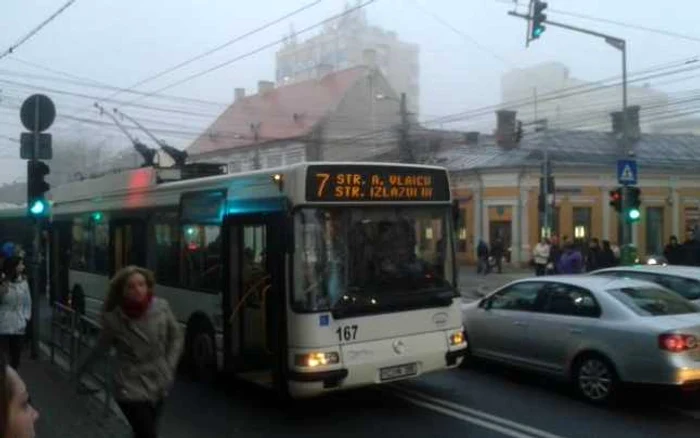 Troleibuzul implicat în accident F OTO: pagina de Facebook a lui Daniel Rus