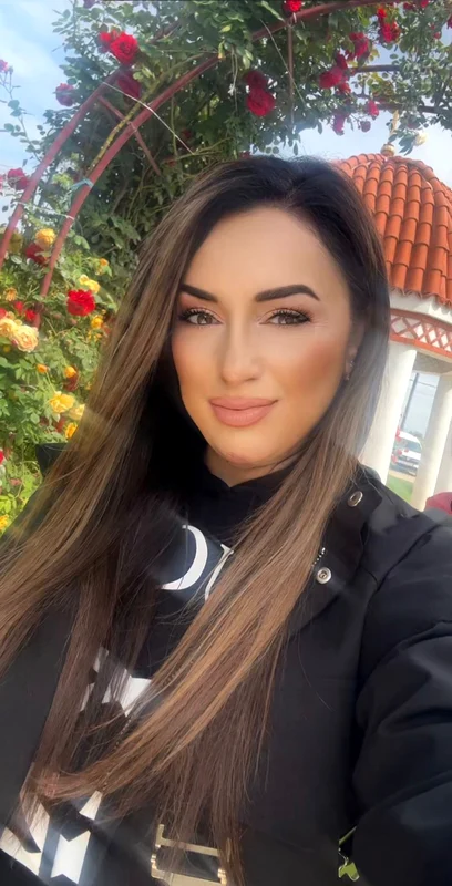 Andreea Sandu merge la slujbele de vineri noaptea. foto arhiva personala