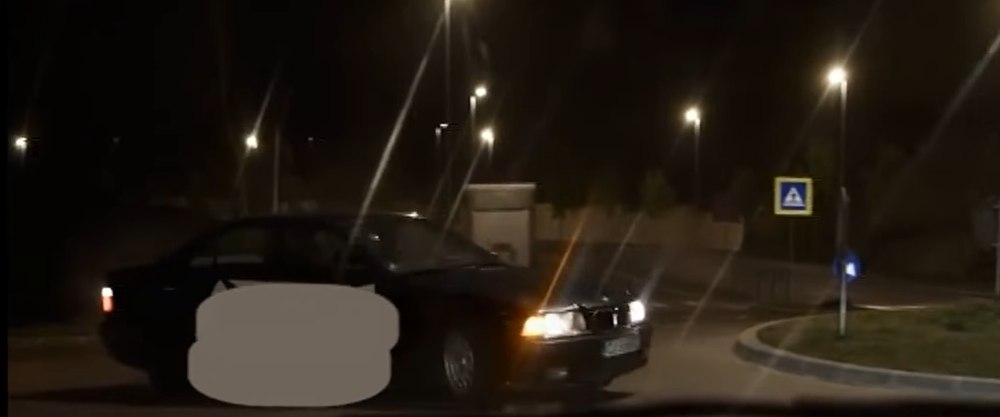 VIDEO Curier făcând drifturi la sensul giratoriu. „Comanda dumneavoastră va întârzia 30 de zile“ 