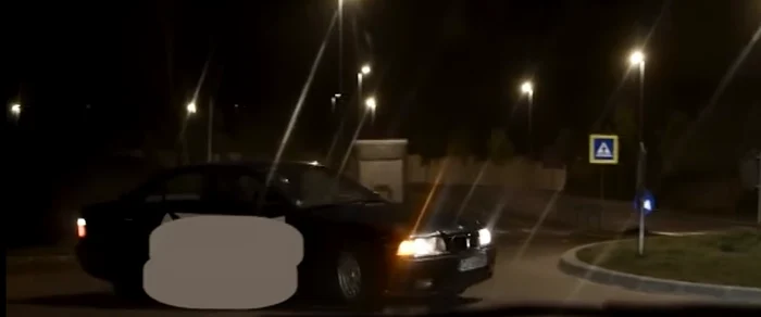 Șoferul făcea drifturi într-un sens giratoriu. FOTO: IPJ Cluj