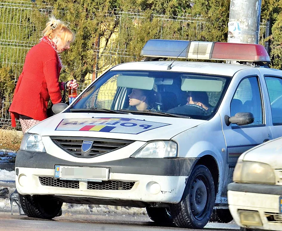 Poliţiştii s-au oprit să verifice dacă nu e vorba de o prostituată. Au râs şi au plecat mai departe