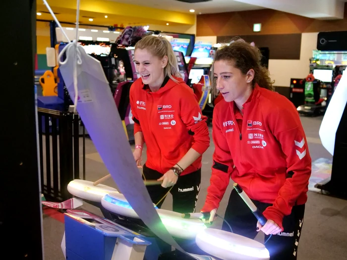 
    Componentele echipei de handbal a României s-au întrecut la jocuri mecaniceFoto: Facebook / FR de Handbal  