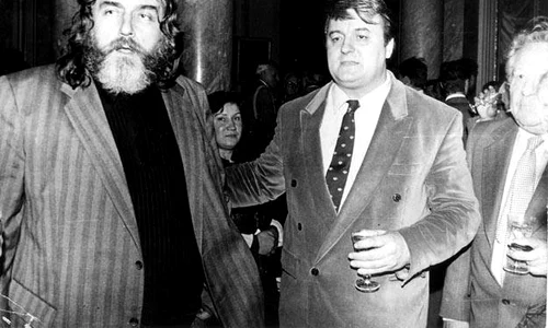 Vadim Tudor, în primii ani de după Revoluție, încadrat de „rivalul” Adrian Păunescu și de mentorul său, Eugen Barbu jpeg