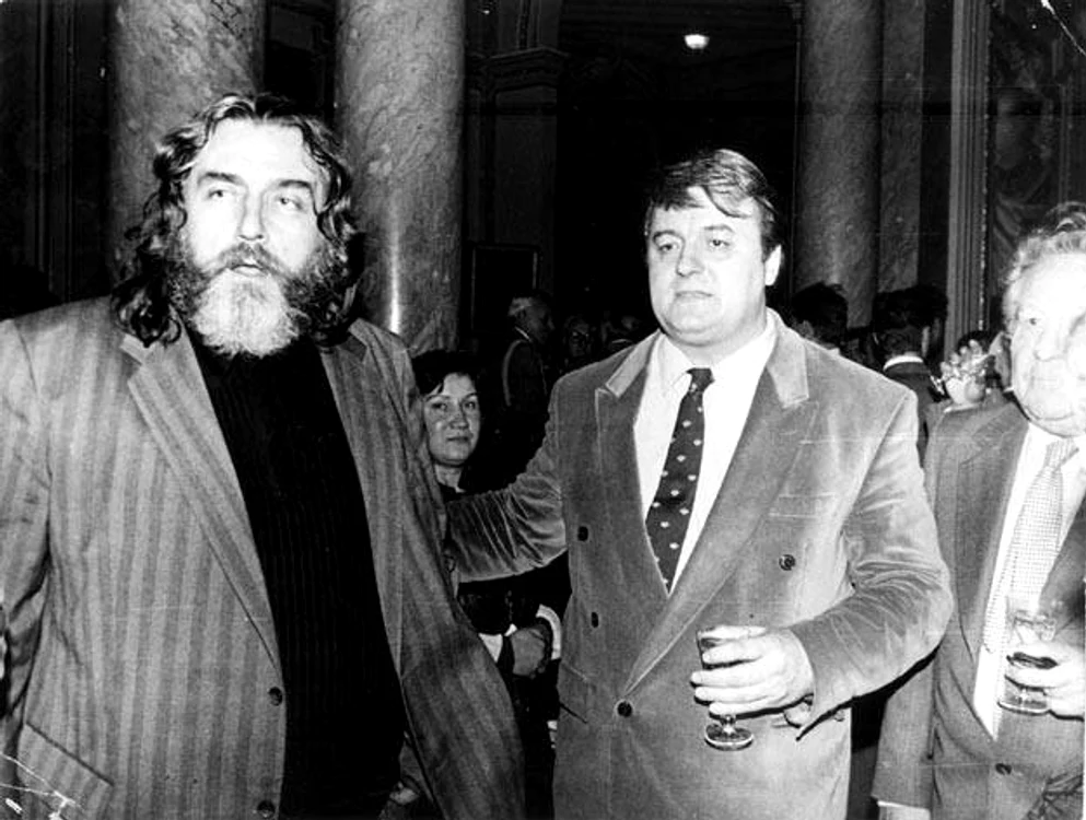 Vadim Tudor, în primii ani de după Revoluție, încadrat de „rivalul” Adrian Păunescu și de mentorul său, Eugen Barbu jpeg