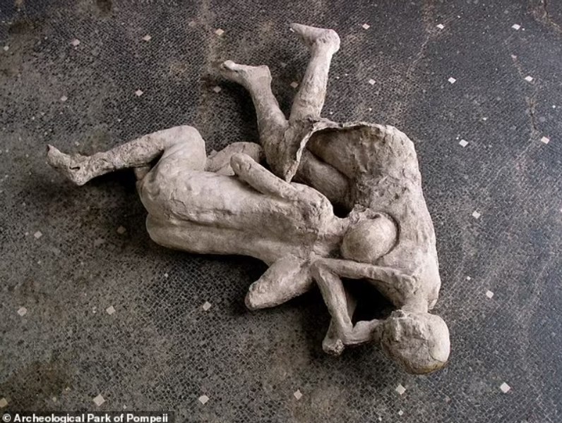  Cuplul celebru de la Pompeii, rămas îmbrăţişat în urma erupţiei vulcanice, ar putea fi doi homosexuali