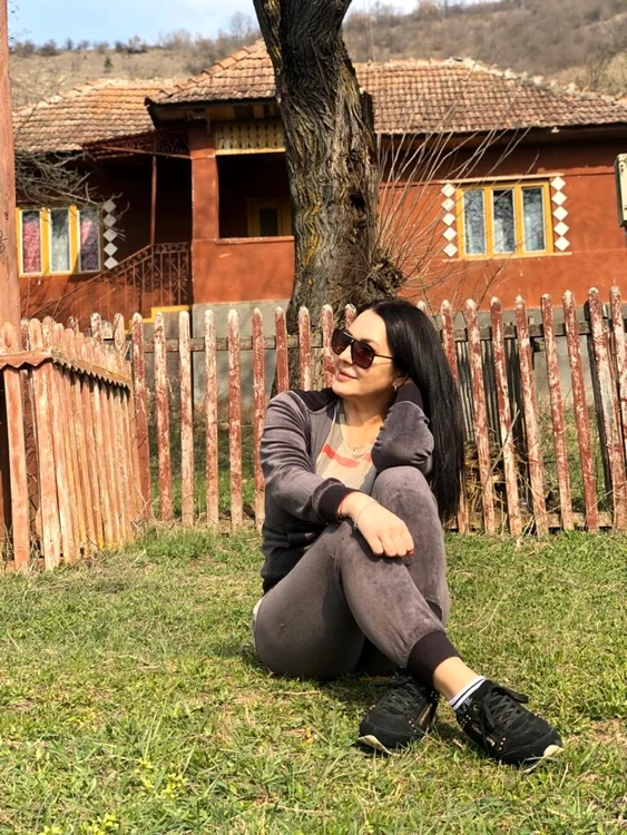 
    A săpat  grădina cu flori   