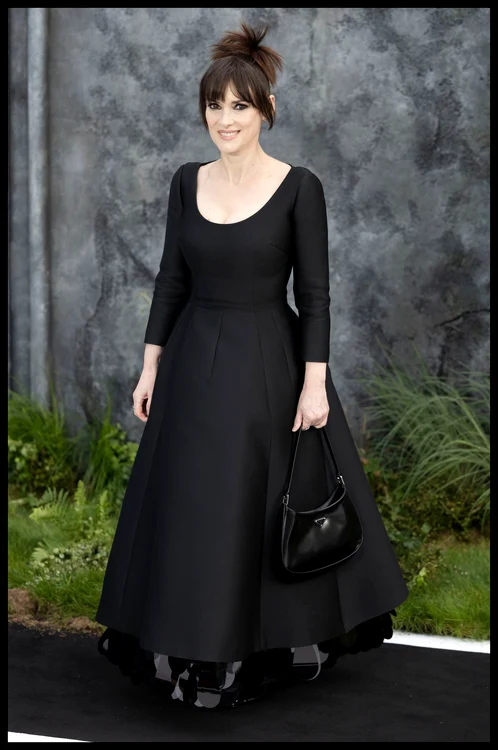 Winona Ryder, într-o rochie neagră și lungă