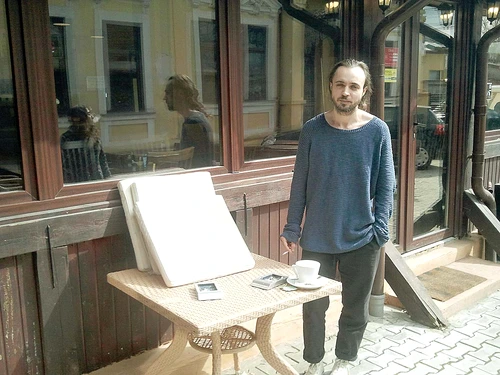 Şerban Fleancu (33 de ani), student la regie de teatru, nu e de acord cu legea, însă înţelege beneficiile ei