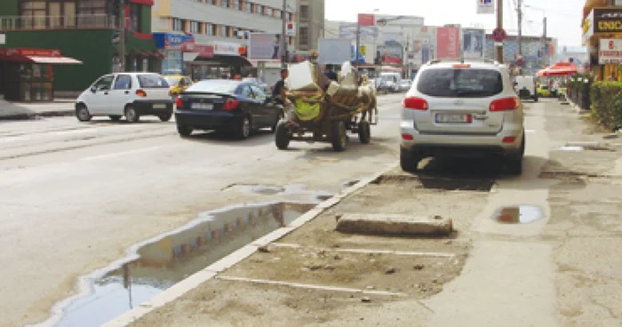 Iaşi: CAMPANIE: Trotuarele, acaparate de gropi şi maşini VIDEO