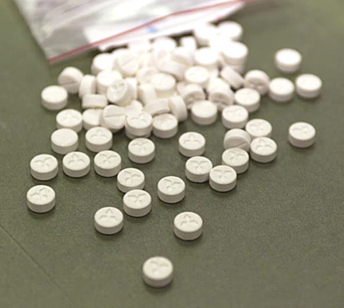 
    Română încerca să introducă pe insulă peste 8.000 de pastile de ecstasy şi LSD  