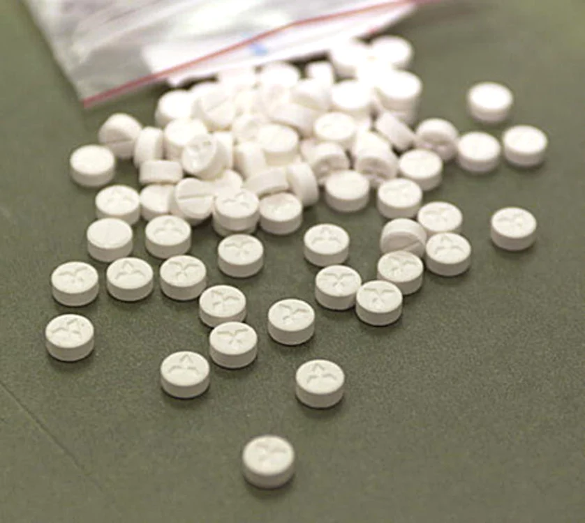 
    Română încerca să introducă pe insulă peste 8.000 de pastile de ecstasy şi LSD  