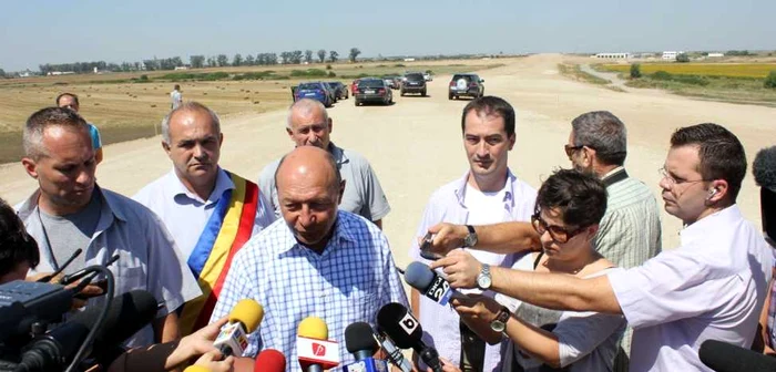 Preşedintele Traian Băsescu, la autostrada Nădlac-Arad FOTO presidency.ro