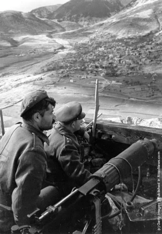 Soldaţi monarhişti într-o garnizoană din munţi, Karpenisi, 1948 (Bert Hardy/Getty Images)