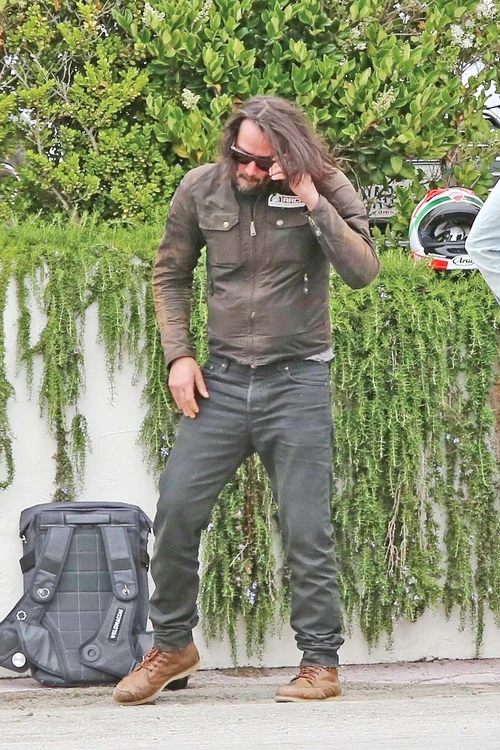 ... apoi  vorbeşte  la telefon