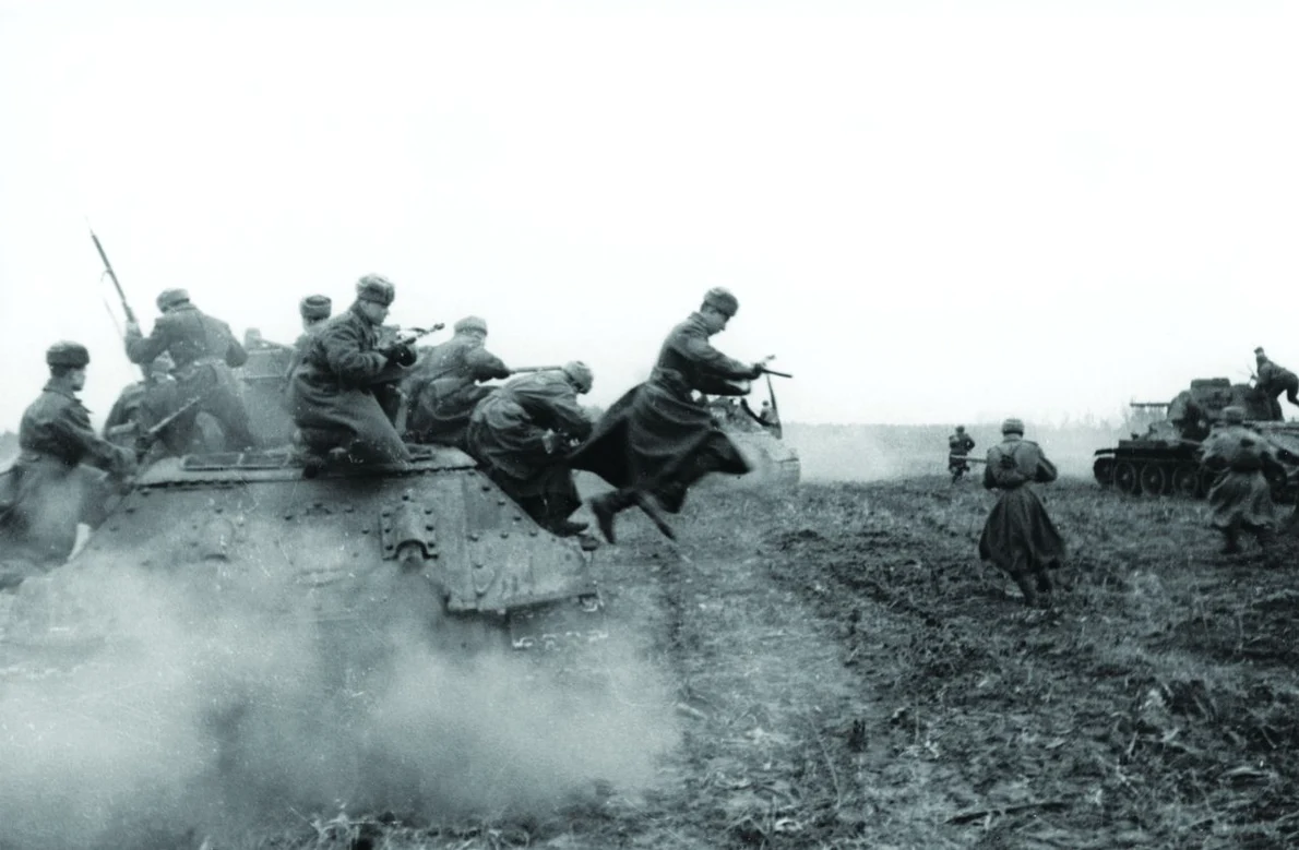 Infanteriști sovietici transportați de tancurile T-34 (©  Getty Images)