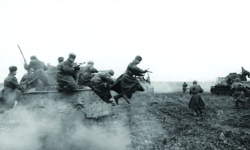 Infanteriști sovietici transportați de tancurile T-34 (©  Getty Images)