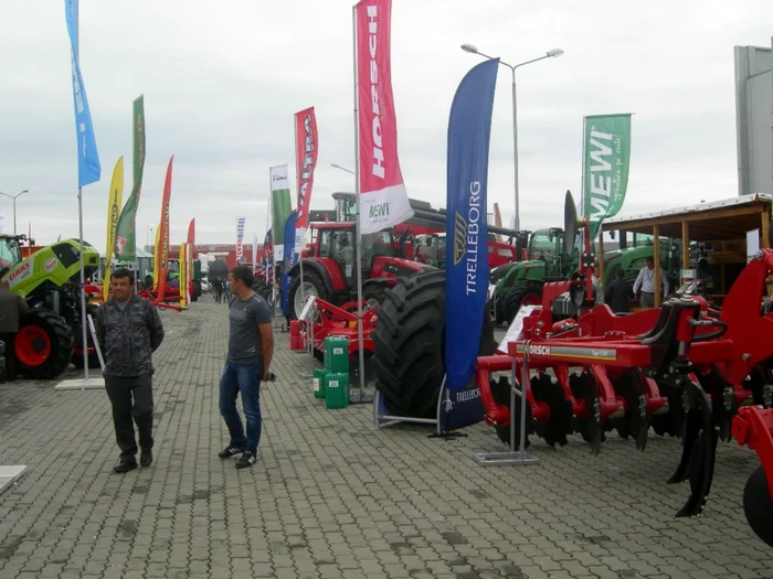 Vor fi sute de expozanţi FOTO arhivă