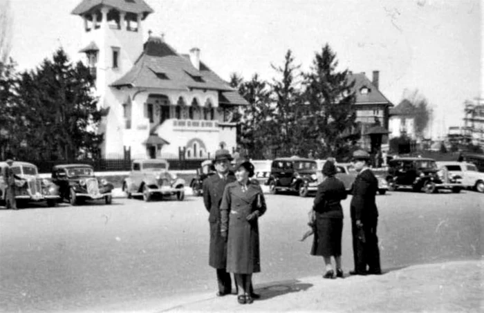 Automobile în fața Vilei Minovici (carte poștală, © Muzeul Nicolae Minovici)