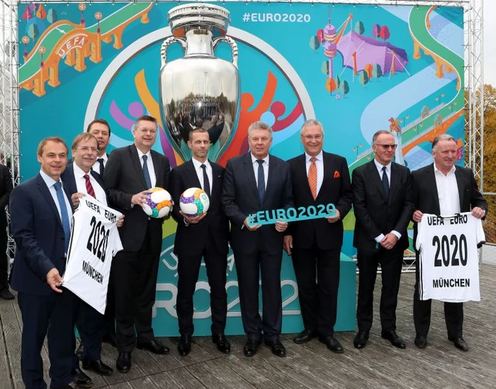 
    Aleksander Ceferin, alături de membrii Comitetului de Organizare, la lansarea logo-ului EURO-2020Foto: Guliver/ GettyImages  