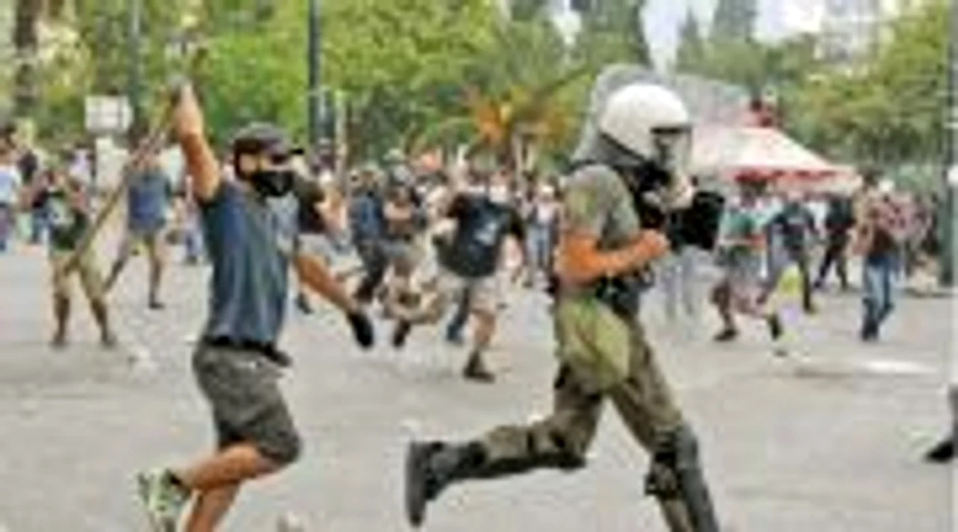 Violenţele de pe străzile Atenei, soldate cu sute de răniţi şi zeci de arestări, au şocat lumea  