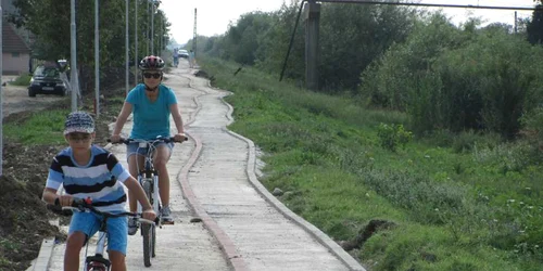 Piste de biciclete pe malul Begăi Foto