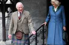 Regele Charles in kilt si Regina Camilla, Profimedia jpg