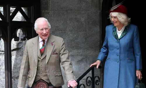 Regele Charles in kilt si Regina Camilla, Profimedia jpg