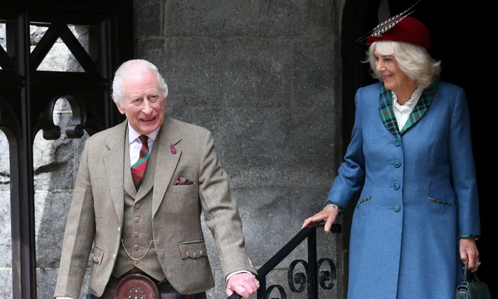 Regele Charles in kilt si Regina Camilla, Profimedia jpg