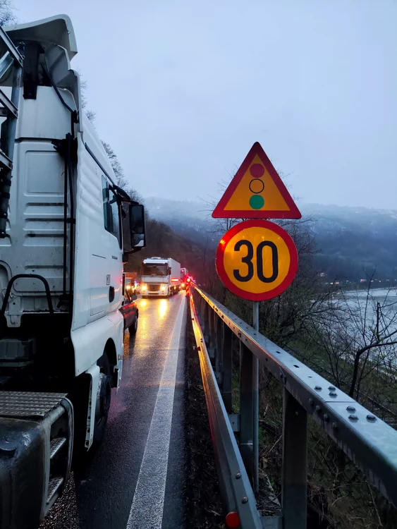 Trafic restricționat pe Valea Oltului în urma căderilor de pietre din zona Câineni Foto IPJ Vâlcea