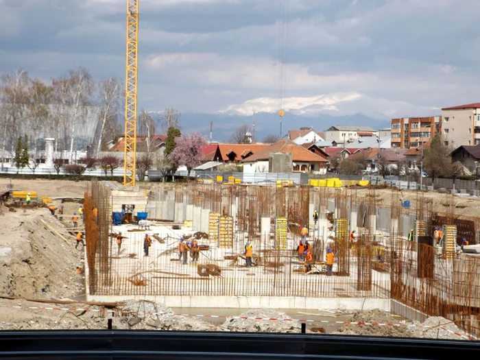 
    Lucrători din Ungaria pun umărul la şantierul stadionului din OlteniaFoto: impactingorj.com  