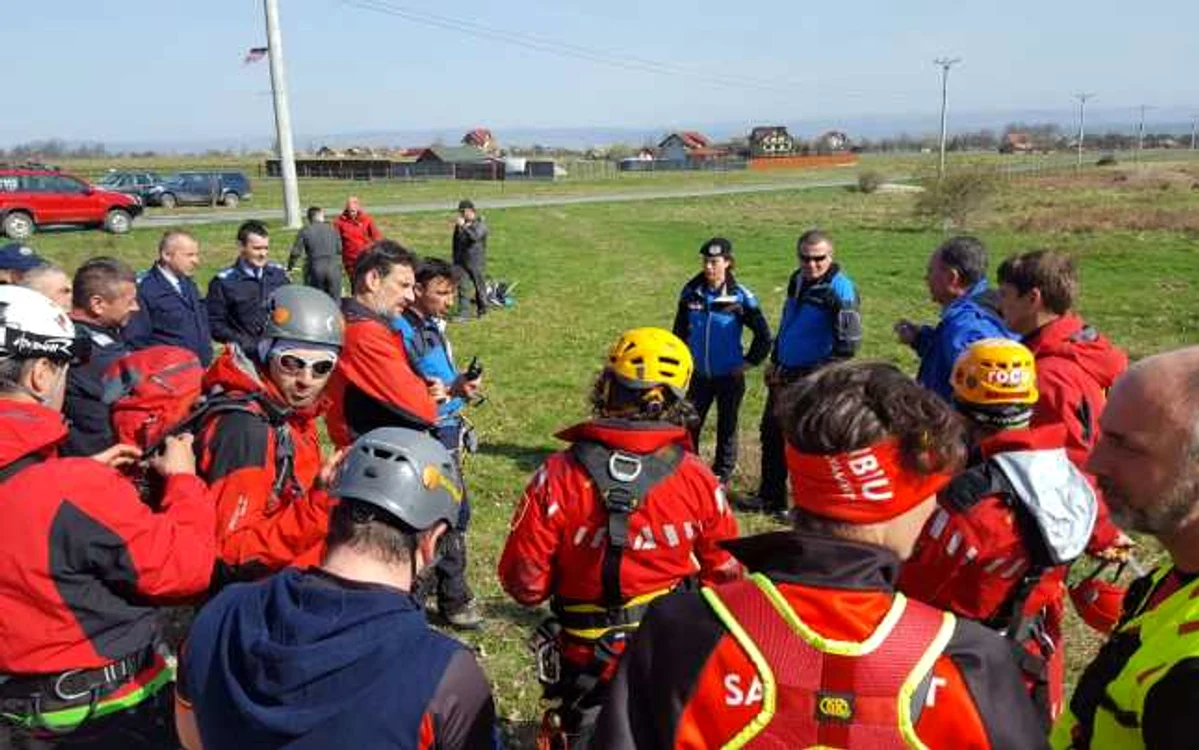 Salvatorii vor folosi corzi pentru recuperarea turiştilor