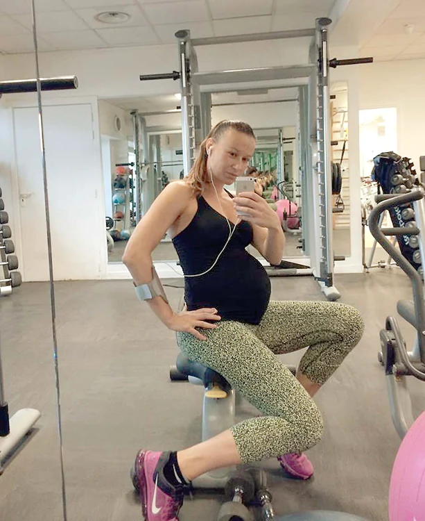 
    E gravidă în luna a opta, dar nu se lasă de sportFoto: arhiva personală  
