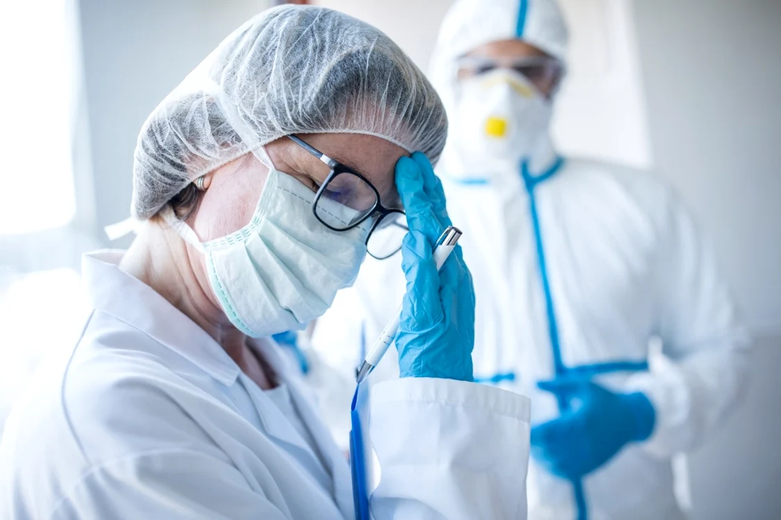 În unităţile sanitare de profil, numărul total de persoane internate cu COVID-19 este de 8.552 FOTO:  Shutterstock