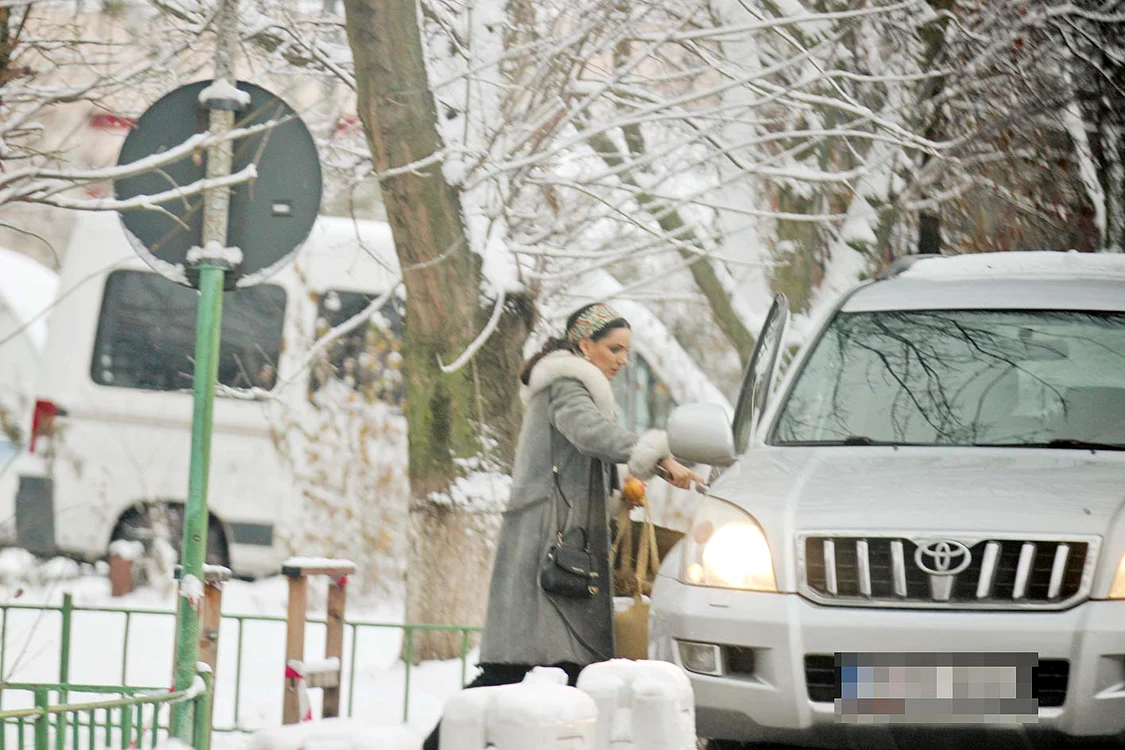 După terminarea filmărilor, actriţa a ieşit îmbrăcată extrem de elegant, ducând o geantă voluminoasă