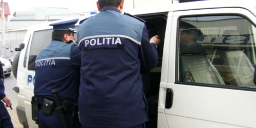 Tânărul scandalagiu a fost dus la poliţie 