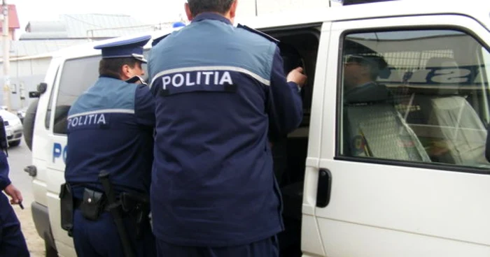 Tânărul scandalagiu a fost dus la poliţie 